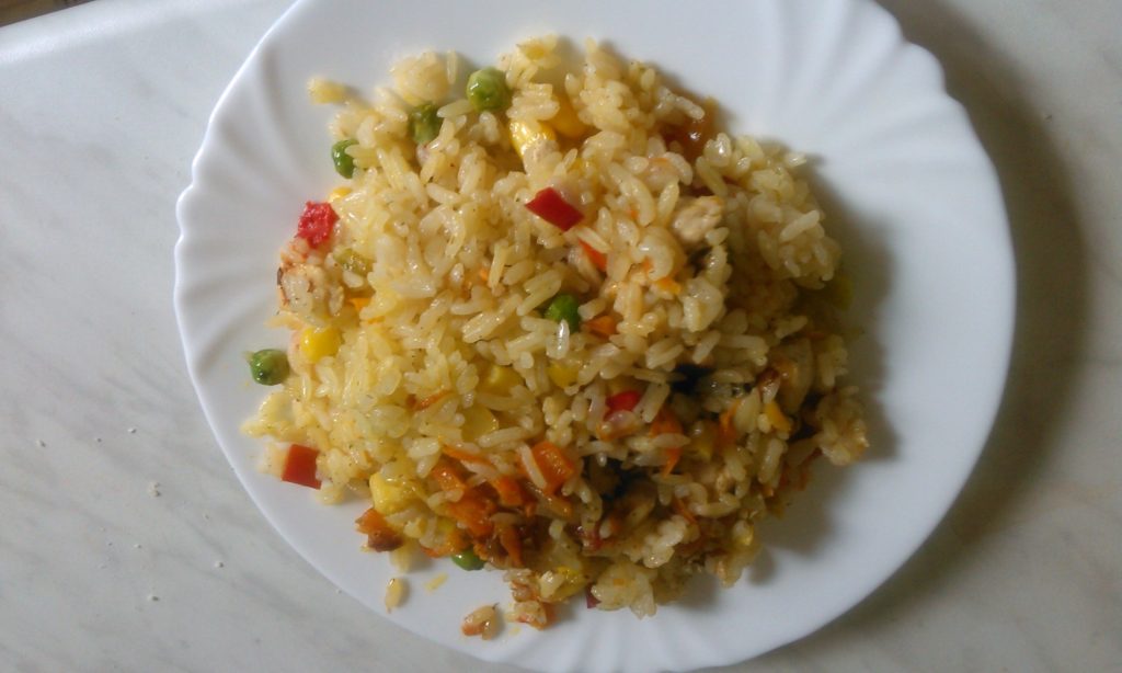 Рисовая каша с курицей и овощами