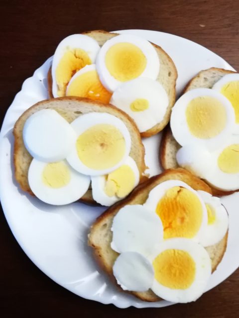 Бутерброд с яйцом на завтрак.