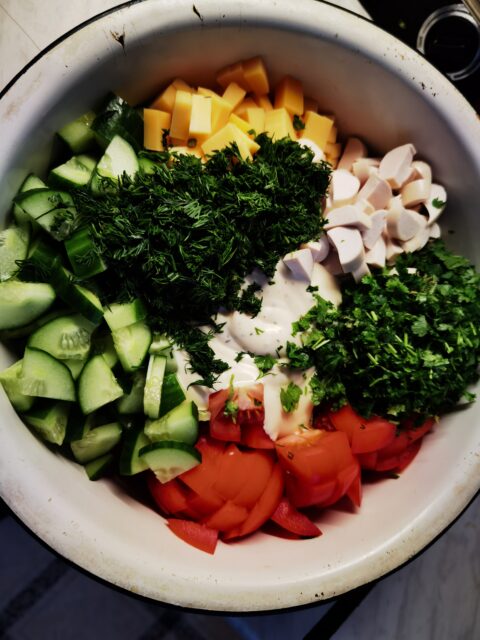 Салат овощной с сыром и соусом цезарь.
