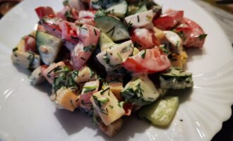 Салат овощной с сыром и соусом цезарь