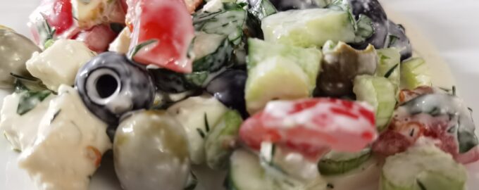 Салат овощной с маслинами и чесночным соусом.